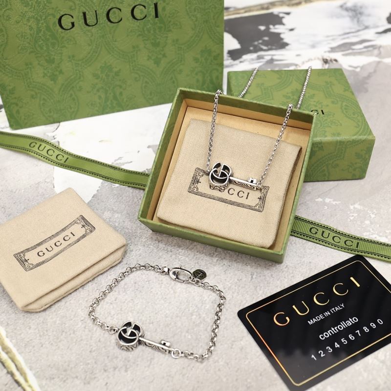 G*u*i bracelets